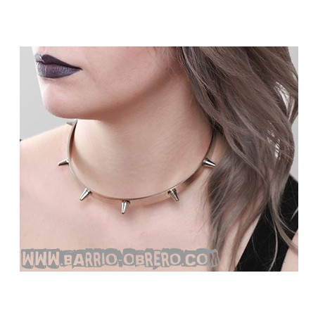 Metal collar with spikes