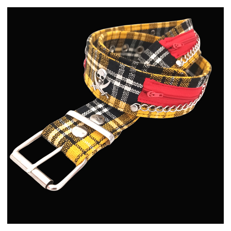 Cinturón escocés amarillo con cremalleras, cadenas y calaveras