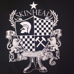 Camiseta escudo Skinhead