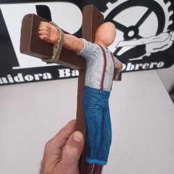 Figura grande skinhead crucificado