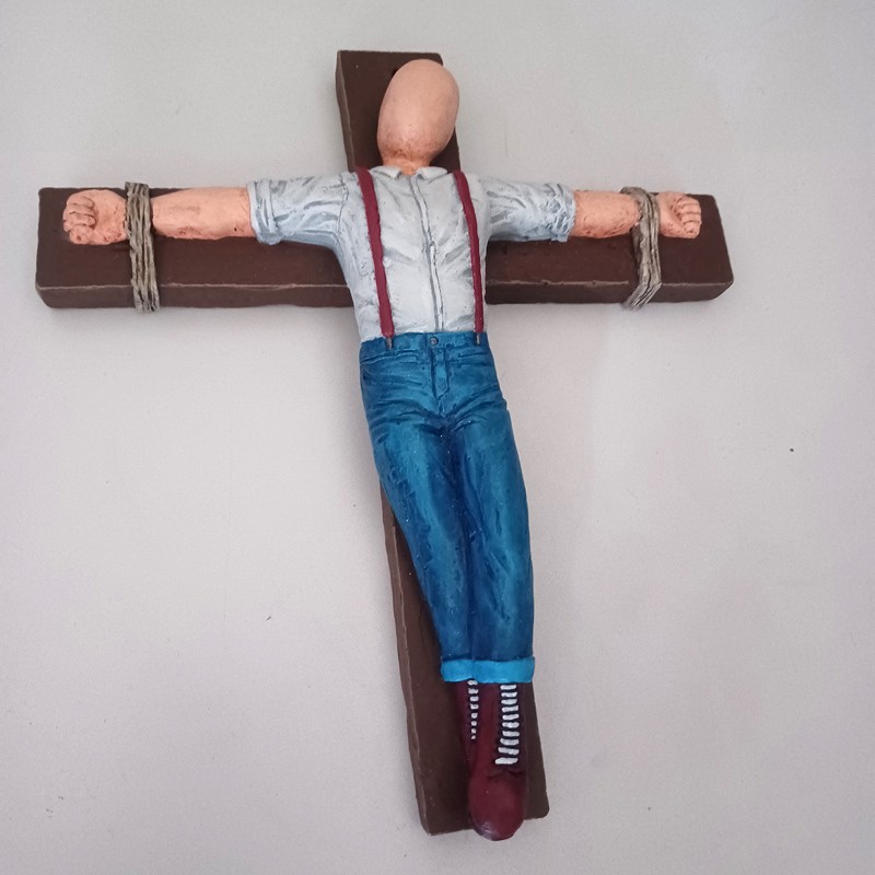 Figura grande skinhead crucificado