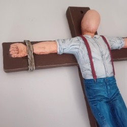 Figura grande skinhead crucificado