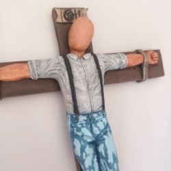 Figura grande Skinhead crucificado