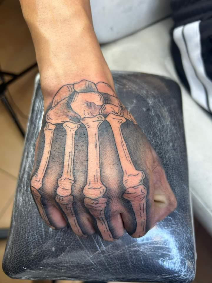 esqueleto mano tattoo